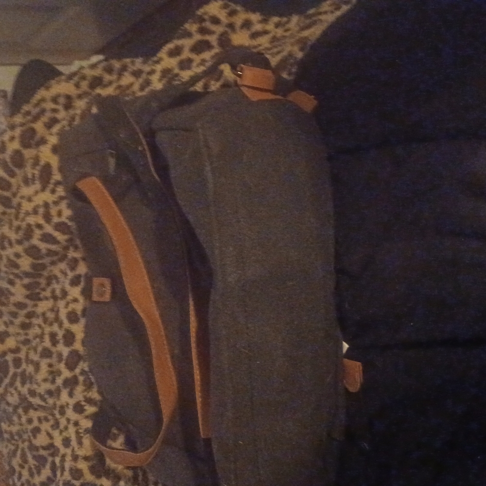 Classic and functional shoulder bag.